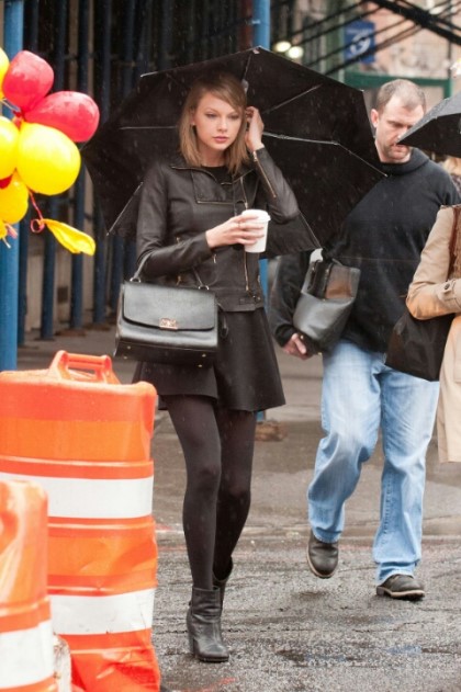 taylor-swift-on-rainy-day-out-in-new-york_2.jpeg